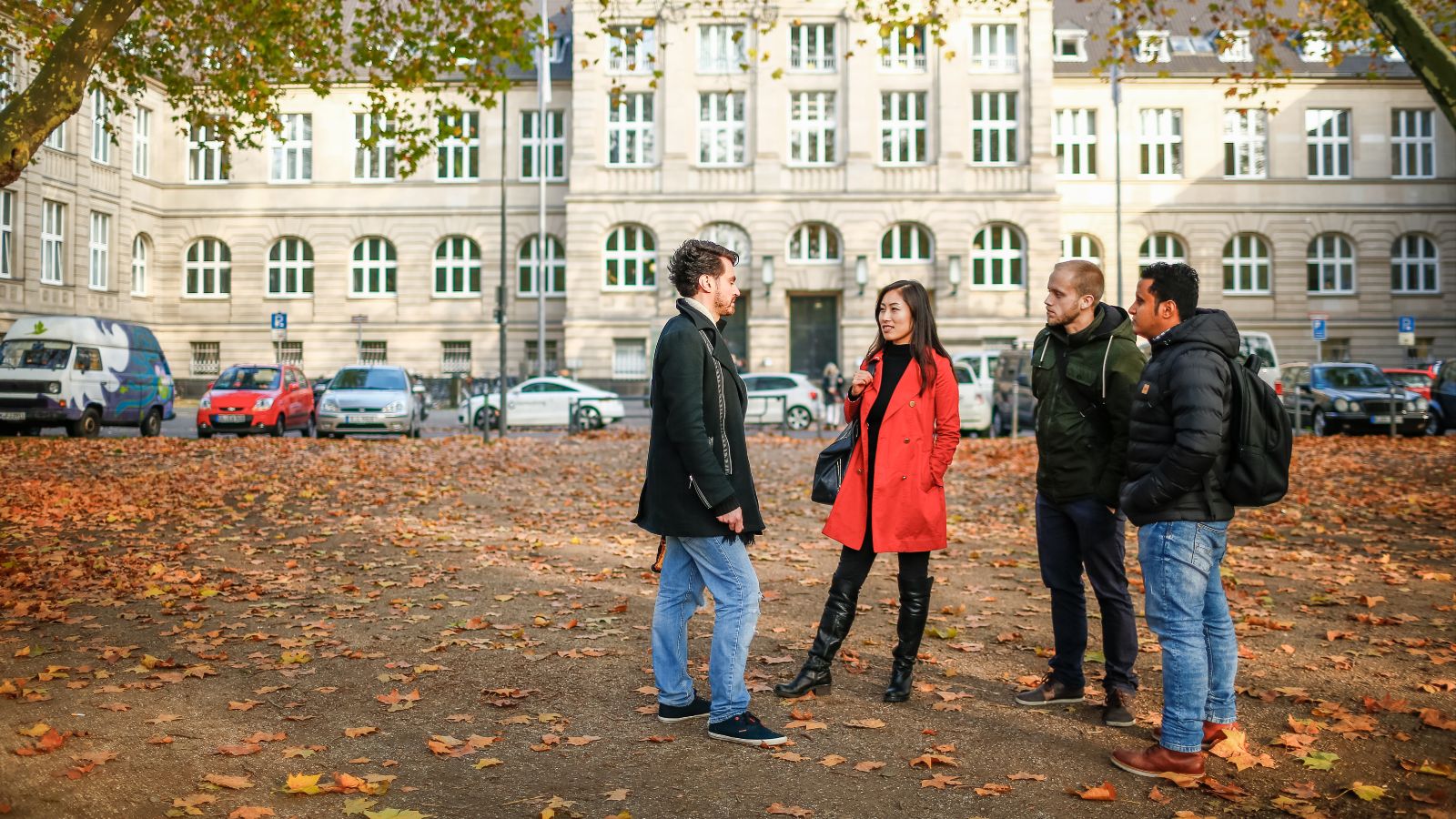 Das Bild zeigt vier Studierende vor der Technischen Hochschule Köln