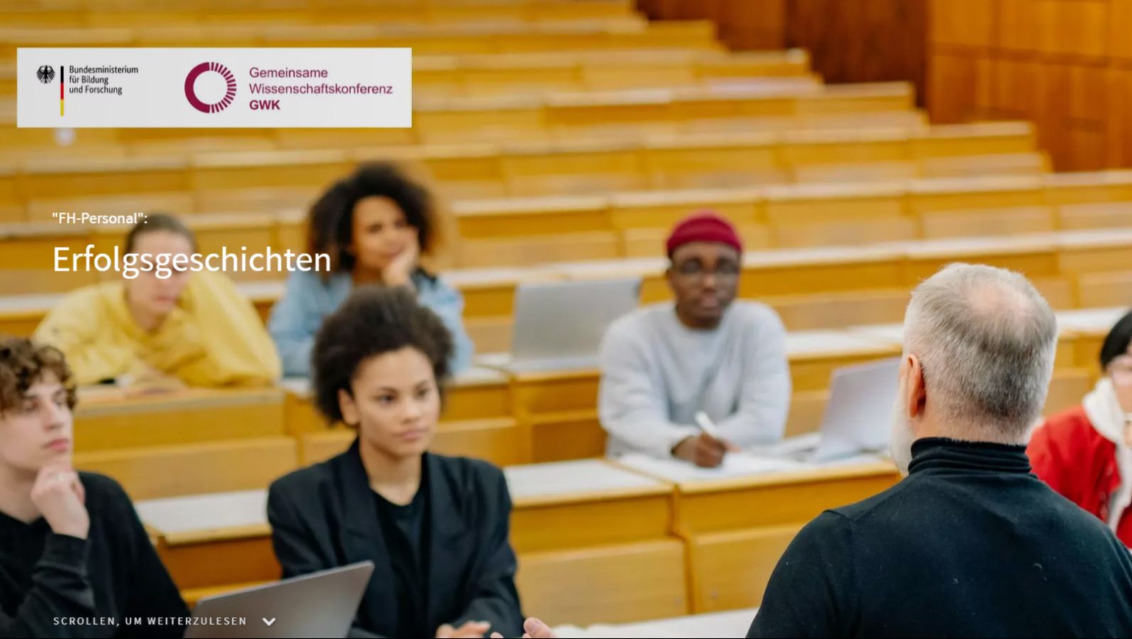 Das Bild zeigt einen Professor vor Studierenden.