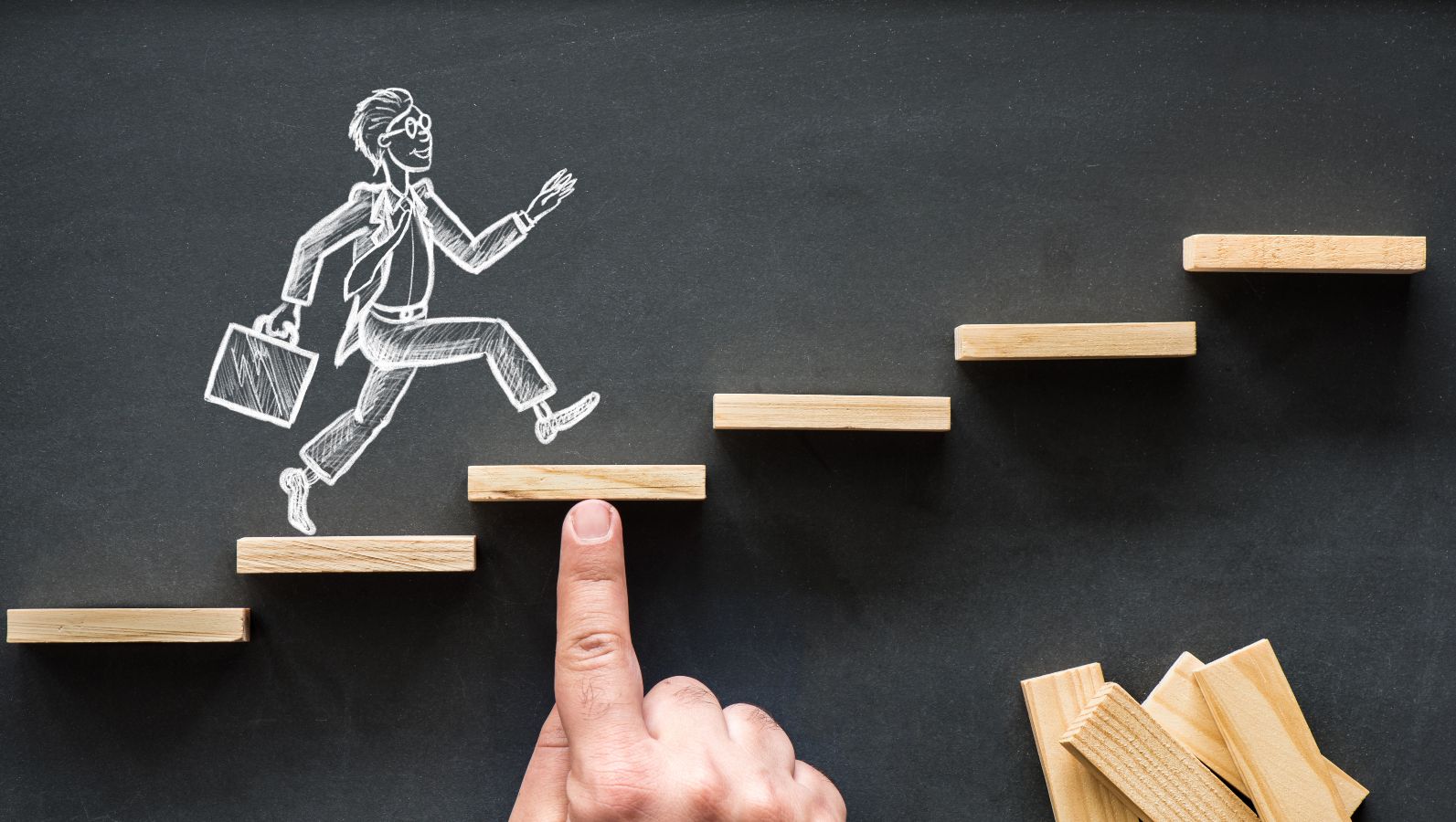 Eine Hand unterstützt eine gezeichnete Figur, die eine Treppe aus Holzblöcken hinaufsteigt.